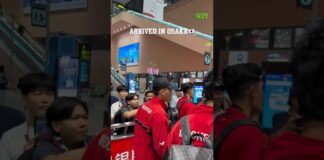 suporter timnas sambut meriah kedatangan timnas Jepang di bandara Osaka