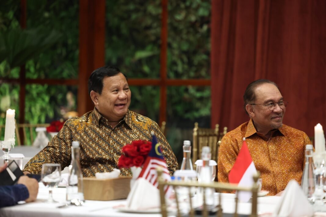 Presiden Prabowo Jamu PM Anwar Ibrahim di Kertanegara Jelang Konsultasi Bilateral Prabowo Subianto jamu Anwar Ibrahim di Jakarta sebelum penandatanganan MoU bilateral
