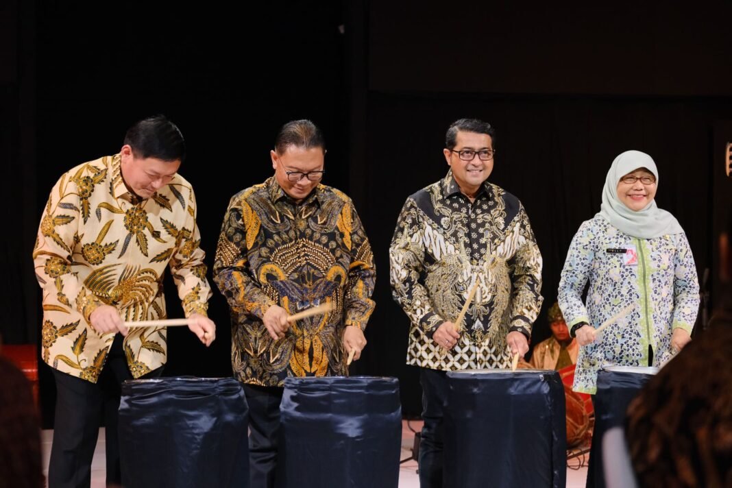 Menteri Ekraf Teuku Riefky Harsya membuka perhelatan Jakarta Fashion Food Festival 2025, bersama Adrianto Adhi di Jakarta.