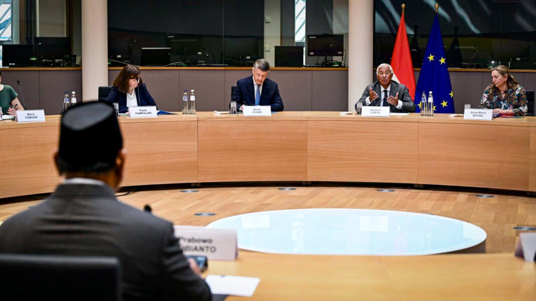 Presiden Dewan Eropa António Costa bersama Presiden Indonesia Prabowo Subianto di Gedung Europa, Brussel, Belgia.