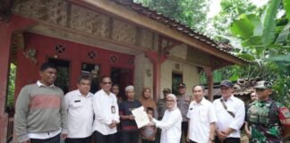 Penyerahan SHM kepada transmigran oleh Kementerian Transmigrasi di Sukabumi.