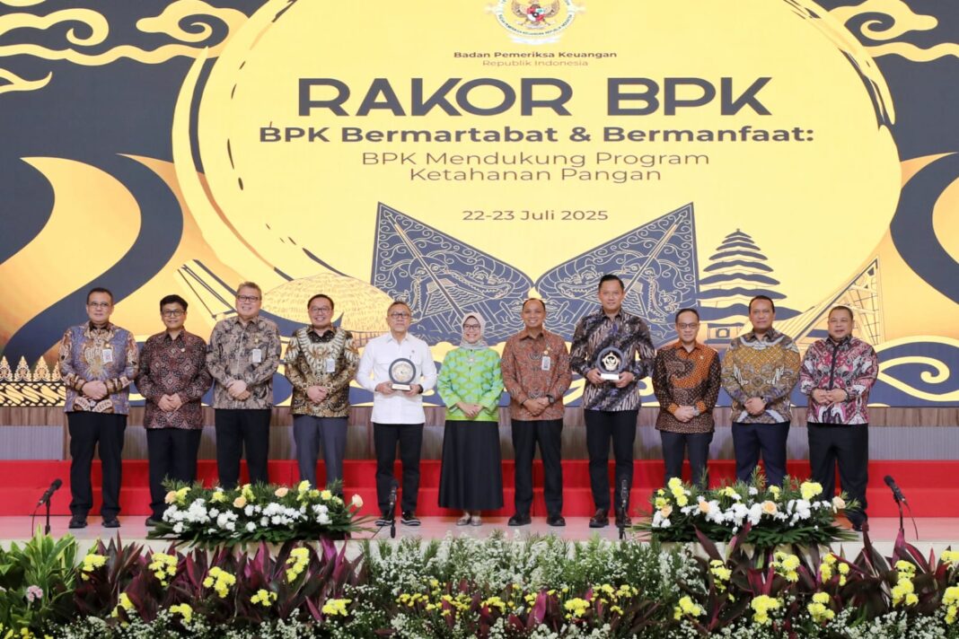 Menko AHY berbicara pada Rapat Koordinasi BPK mengenai perencanaan infrastruktur yang efektif.