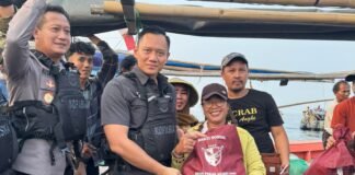 Menko AHY membagikan sembako kepada nelayan