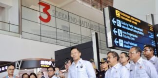 Menko AHY meninjau uji coba aplikasi All Indonesia di Bandara Soekarno-Hatta, Jakarta.