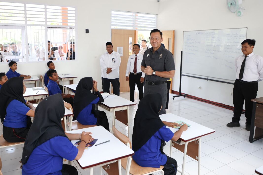 Menko AHY mengunjungi Sekolah Rakyat di Lombok Barat