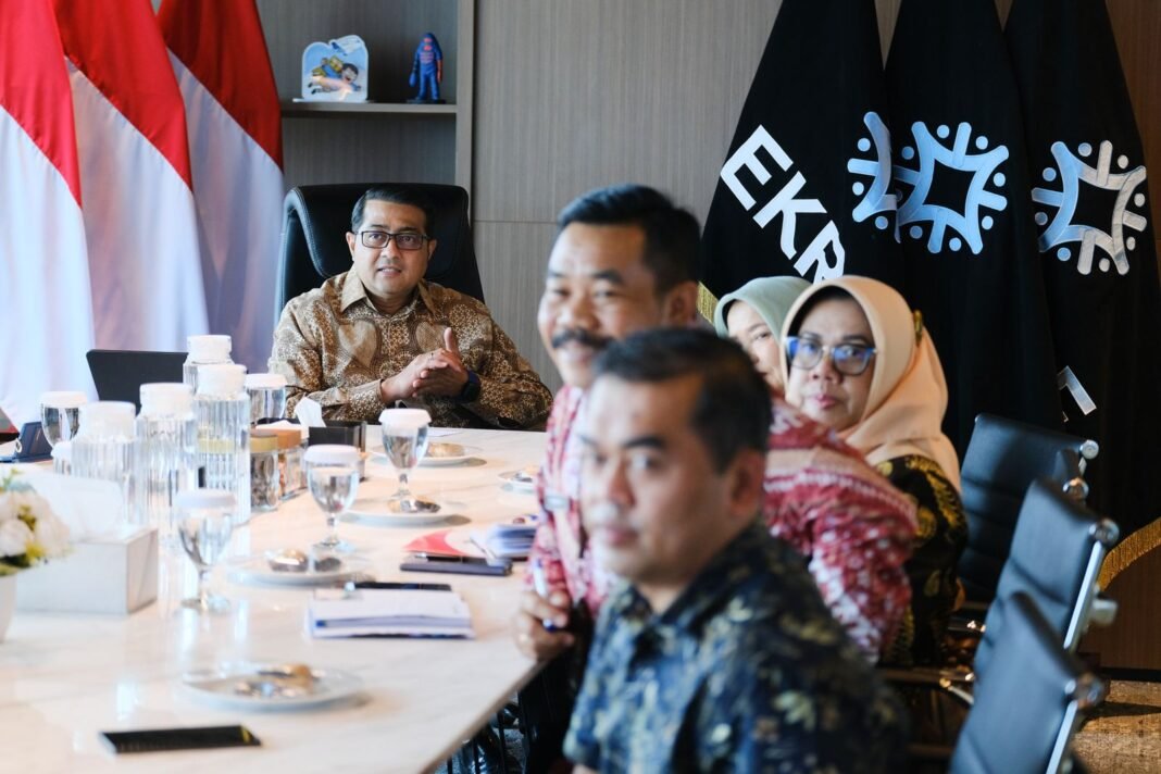 Menteri Ekraf dan Wakil Bupati Malang Bahas Kolaborasi Ekraf. Menteri Ekraf dan Wakil Bupati Malang berdiskusi tentang kolaborasi pengembangan sektor ekonomi kreatif.