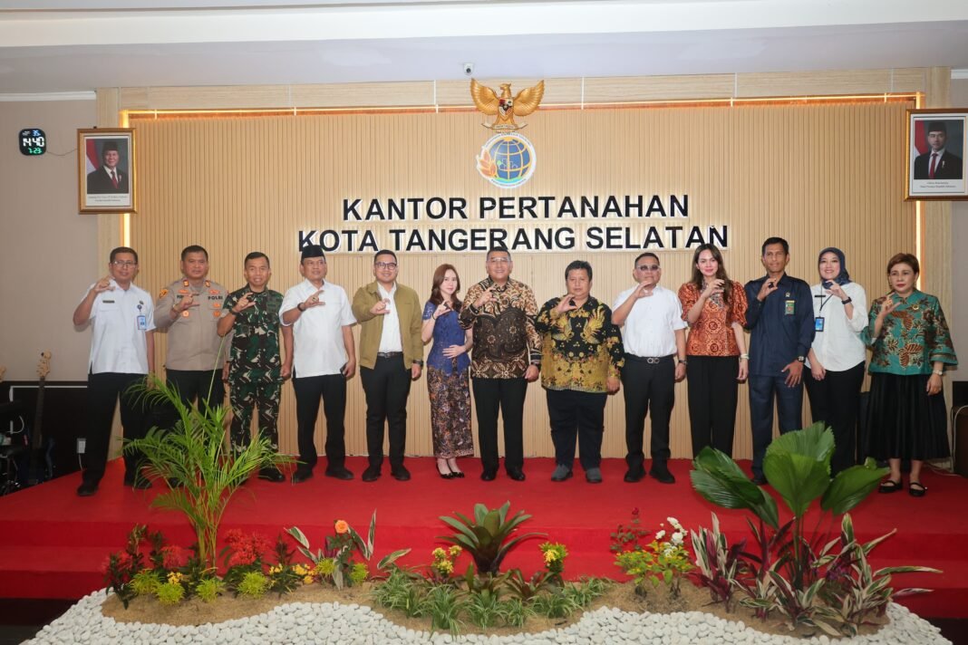 Wamen ATR Ossy Dermawan menyapa masyarakat yang sedang antre di Kantah Kota Tangsel.