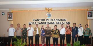 Wamen ATR Ossy Dermawan menyapa masyarakat yang sedang antre di Kantah Kota Tangsel.