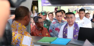 Wamen Ossy Dermawan menyerahkan sertipikat kepada masyarakat di Layanan Sertipikat Keliling.