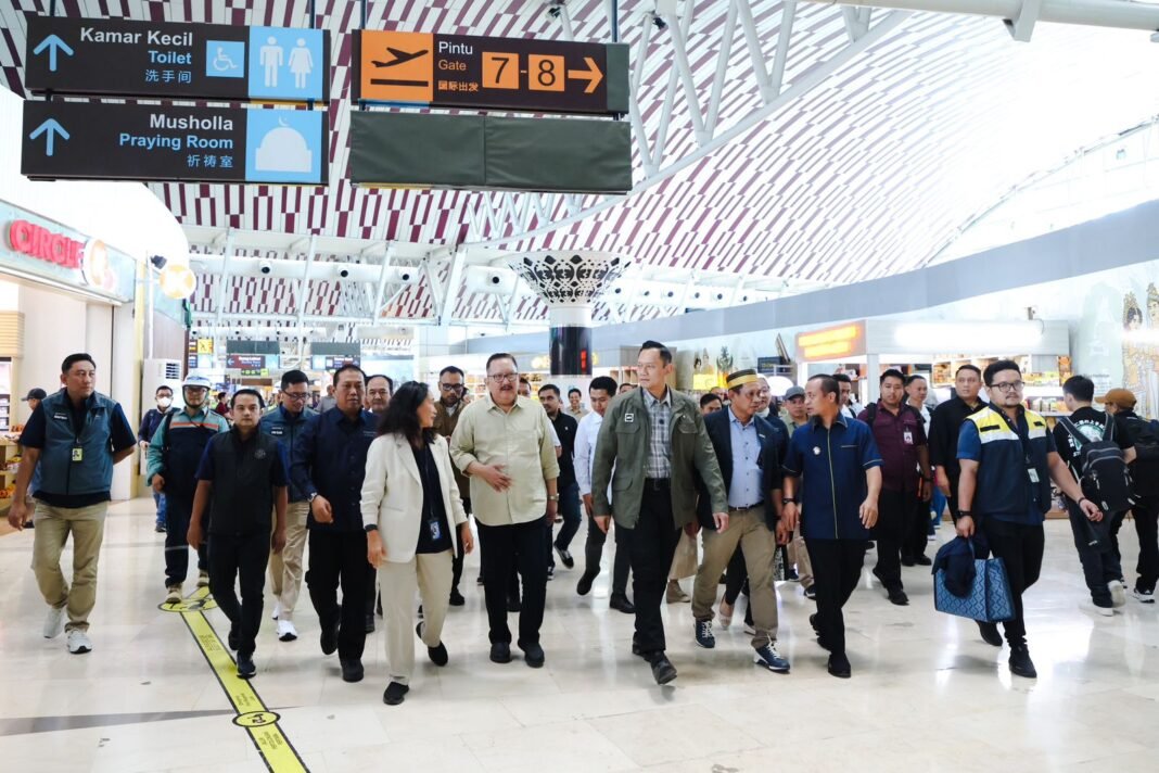 WhatsApp Image 2025-07-09 at 19.31.41 Menteri Koordinator Bidang Infrastruktur dan Pembangunan Kewilayahan, Agus Harimurti Yudhoyono, meninjau pembangunan Bandara Sultan Hasanuddin di Makassar bersama Gubernur Sulawesi Selatan, Andi Sudirman.