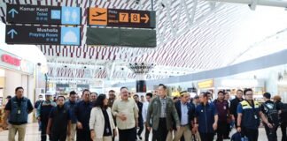 Menteri Koordinator Bidang Infrastruktur dan Pembangunan Kewilayahan, Agus Harimurti Yudhoyono, meninjau pembangunan Bandara Sultan Hasanuddin di Makassar bersama Gubernur Sulawesi Selatan, Andi Sudirman.