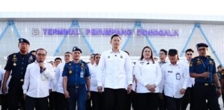 Menko AHY bersama Gubernur Sulawesi Tengah dan Bupati Donggala meninjau fasilitas Terminal Penumpang Pelabuhan Donggala.