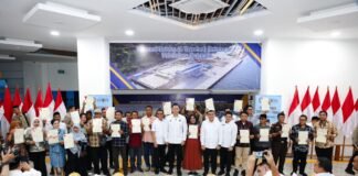 Menko AHY menyerahkan sertifikat tanah di Donggala, Sulawesi Tengah, pada acara penyerahan hak atas tanah.