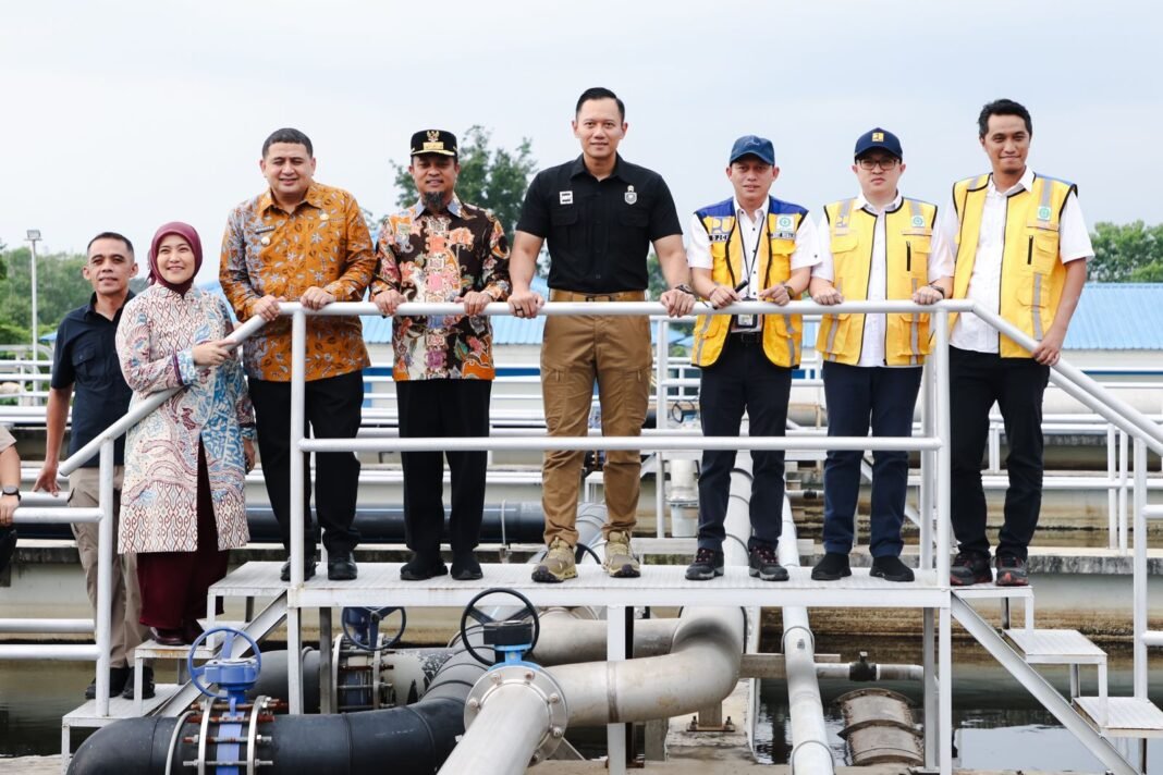 Menko AHY meninjau IPAL Losari di Makassar dalam rangka mendukung pengelolaan limbah perkotaan yang lebih baik.