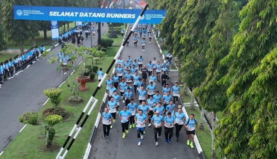 Menko AHY berlari bersama peserta Taruna NusantaRun di Magelang, memperingati HUT ke-35 SMA Taruna Nusantara.