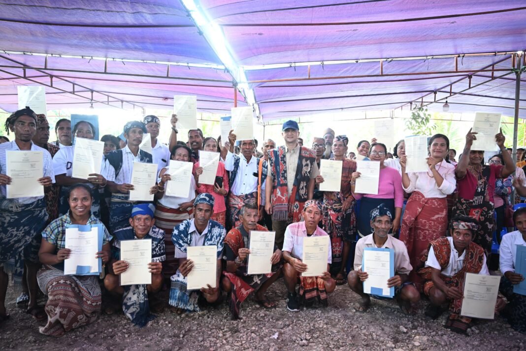 Menteri Transmigrasi menyerahkan Sertifikat Hak Milik kepada transmigran di kawasan Sumba Timur.