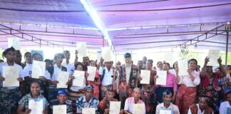 Menteri Transmigrasi menyerahkan Sertifikat Hak Milik kepada transmigran di kawasan Sumba Timur.