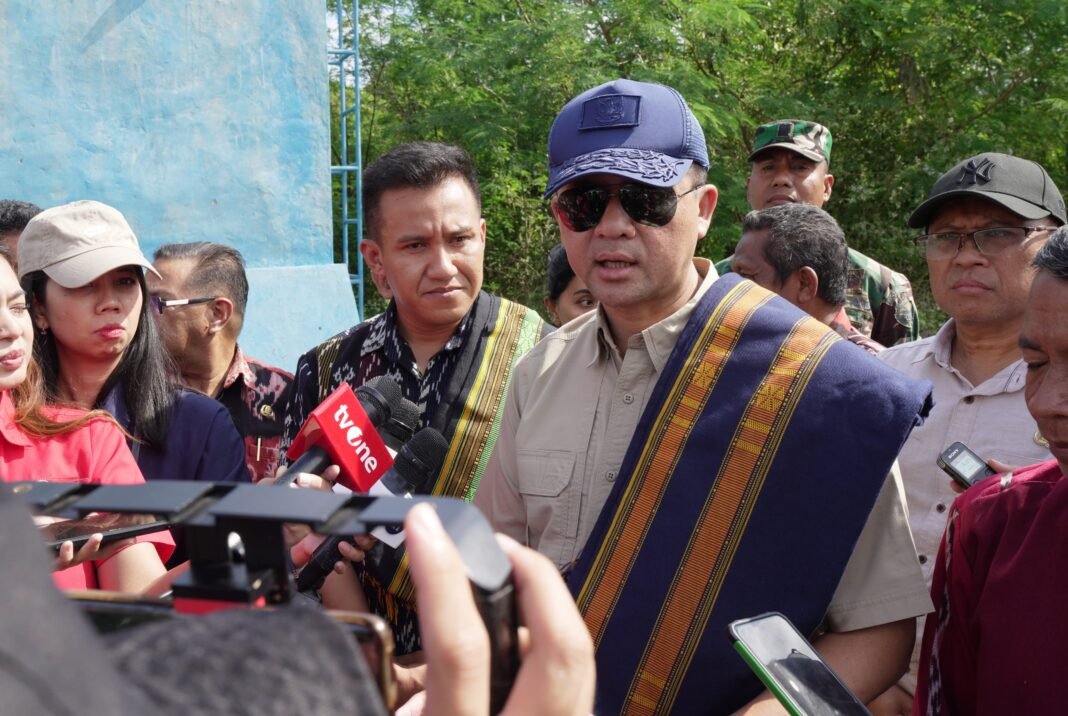Menteri Transmigrasi Meninjau Rehabilitasi Toilet dan Ruang Kelas di SD Bondo Kawono Menteri Transmigrasi melakukan tinjauan rehabilitasi toilet dan ruang kelas SD Bondo Kawono di Sumba Barat Daya.