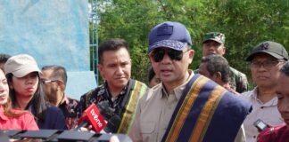 Menteri Transmigrasi melakukan tinjauan rehabilitasi toilet dan ruang kelas SD Bondo Kawono di Sumba Barat Daya.