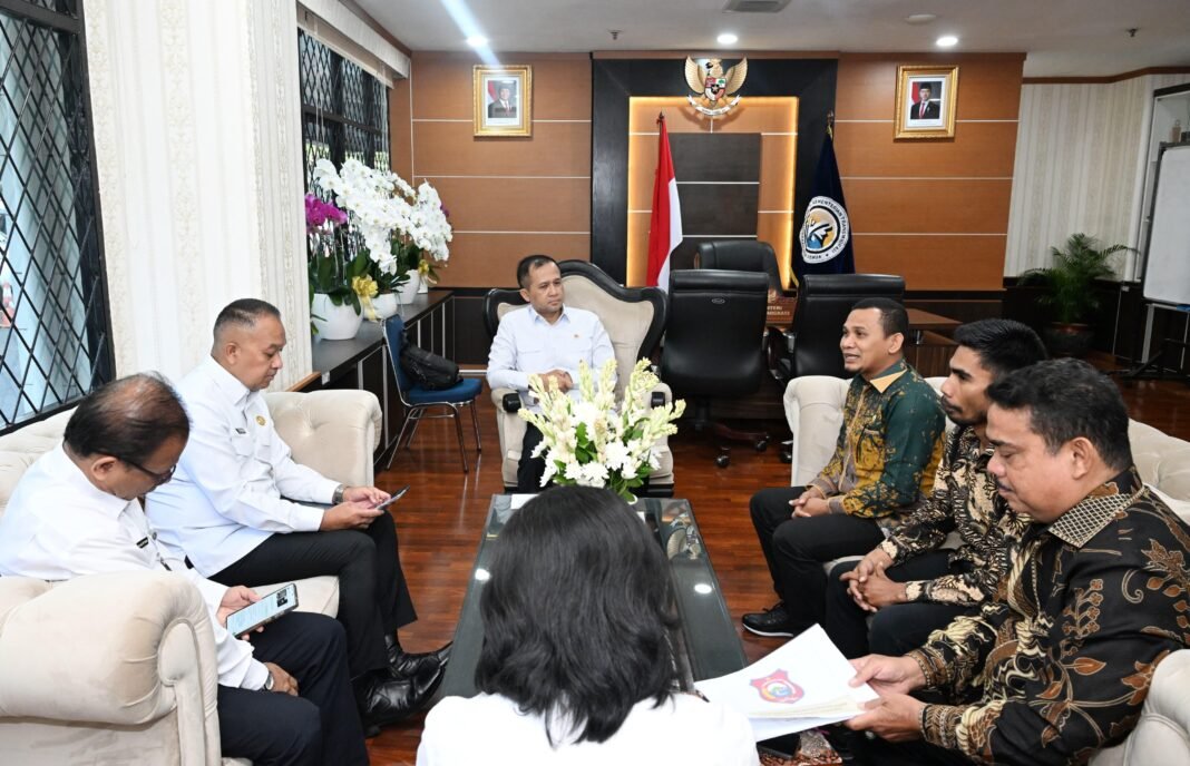 Tim Peneliti Kementerian Transmigrasi di Buton Utara Menteri Transmigrasi M. Iftitah Sulaiman Suryanagara menyambut peneliti OAP dalam pembekalan Ekspedisi Patriot 2025.