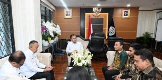 Menteri Transmigrasi M. Iftitah Sulaiman Suryanagara menyambut peneliti OAP dalam pembekalan Ekspedisi Patriot 2025.