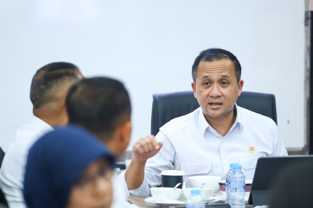 Menteri Transmigrasi M. Iftitah Sulaiman Suryanagara dalam Rapat Kerja Pengembangan Kawasan Transmigrasi Menteri Transmigrasi, M. Iftitah Sulaiman Suryanagara memberi pengarahan pada rapat kerja terkait pembangunan kawasan transmigrasi.