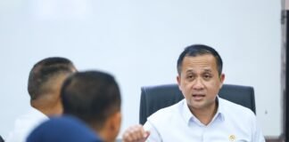 Menteri Transmigrasi, M. Iftitah Sulaiman Suryanagara memberi pengarahan pada rapat kerja terkait pembangunan kawasan transmigrasi.