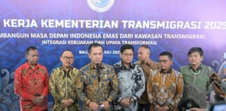 Menteri Iftitah memberikan penjelasan tentang kebijakan penempatan transmigran berdasarkan permintaan pemerintah daerah.