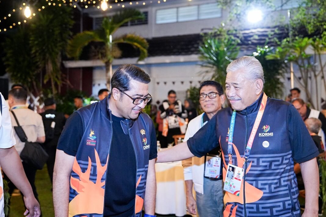 Menteri Ekonomi Kreatif Teuku Riefky Harsya menjelaskan sinergi antara sektor olahraga dan ekonomi kreatif dalam pembukaan FORNAS VIII.