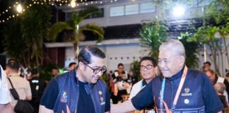 Menteri Ekonomi Kreatif Teuku Riefky Harsya menjelaskan sinergi antara sektor olahraga dan ekonomi kreatif dalam pembukaan FORNAS VIII.