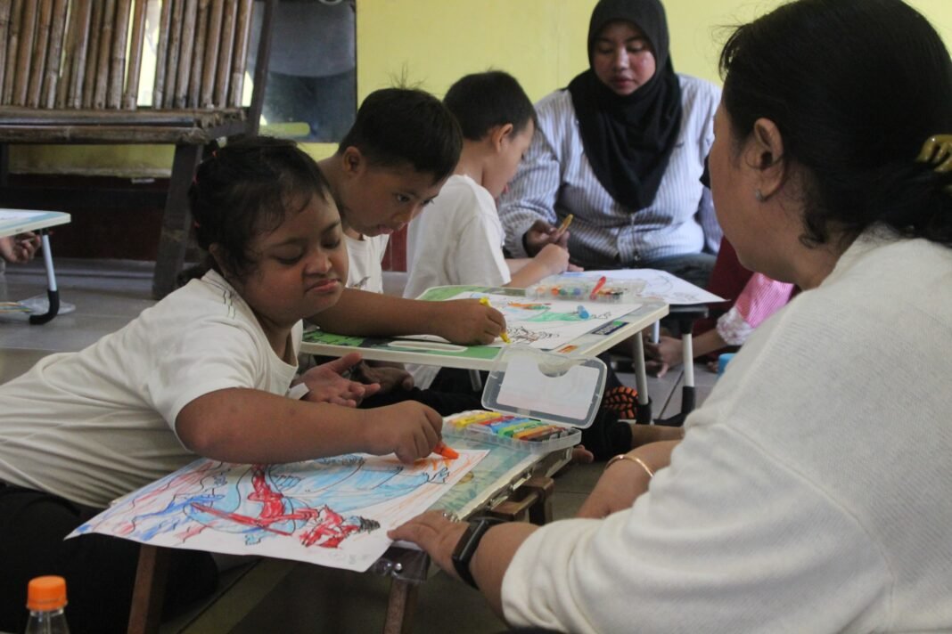 Parade mewarnai untuk anak disabilitas dalam Gelar Anak Khatulistiwa. Parade mewarnai untuk anak disabilitas dalam Gelar Anak Khatulistiwa.