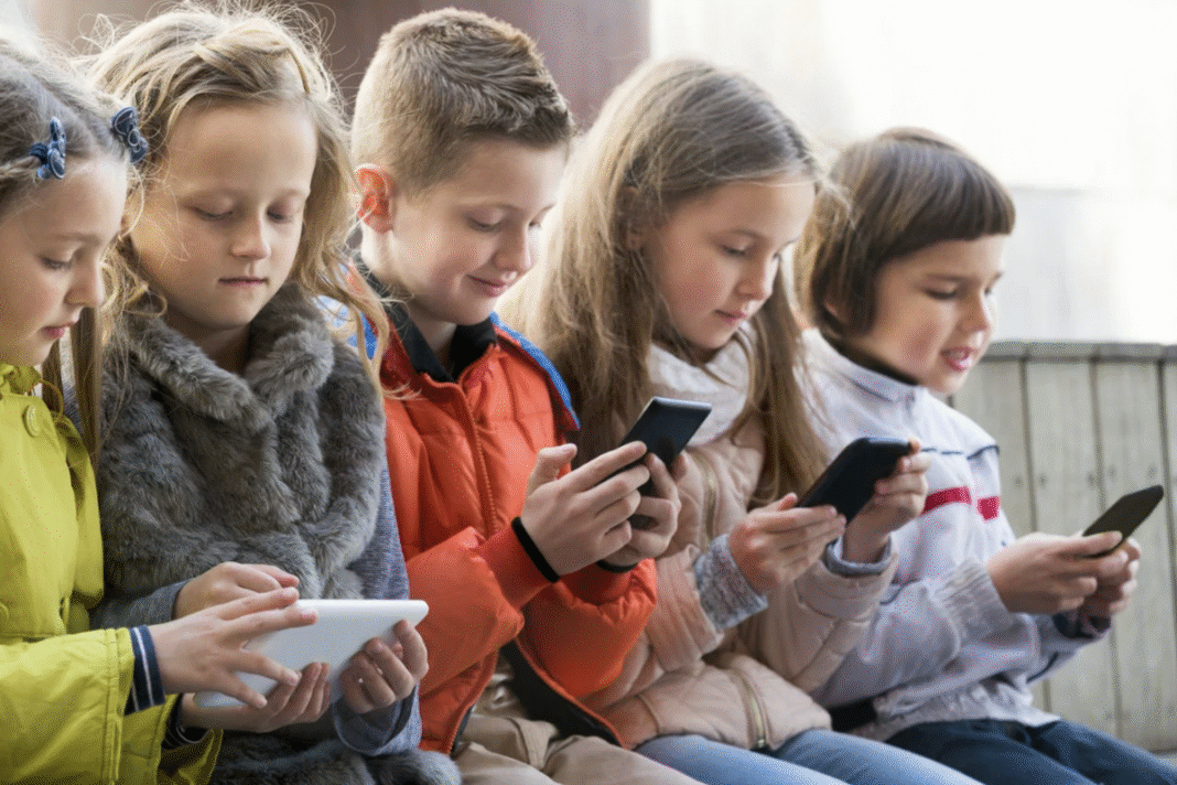 ilustrasi anak bermain gadget