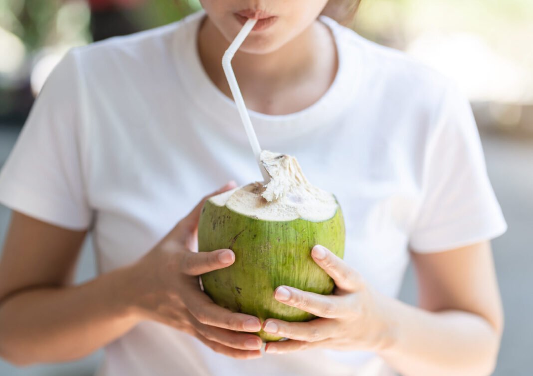 orang sedang minum air kelapa orang sedang minum air kelapa