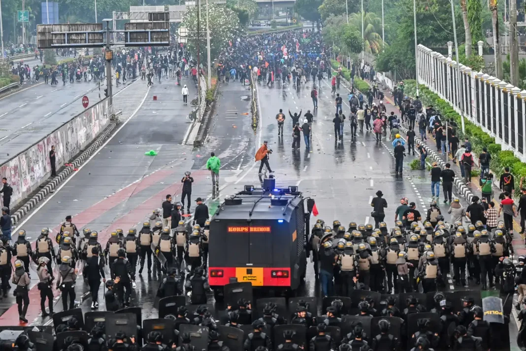 Bentrok Ribuan Demonstran dan Aparat di Jakarta, Media Asing Soroti Dampak Politik-Ekonomi
