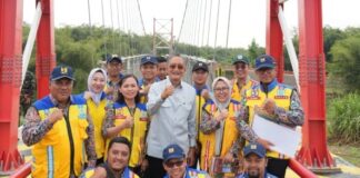 Menteri Pekerjaan Umum, Dody Hanggoro, meninjau Jembatan Gantung Babakan Losari Lor yang baru selesai dibangun.
