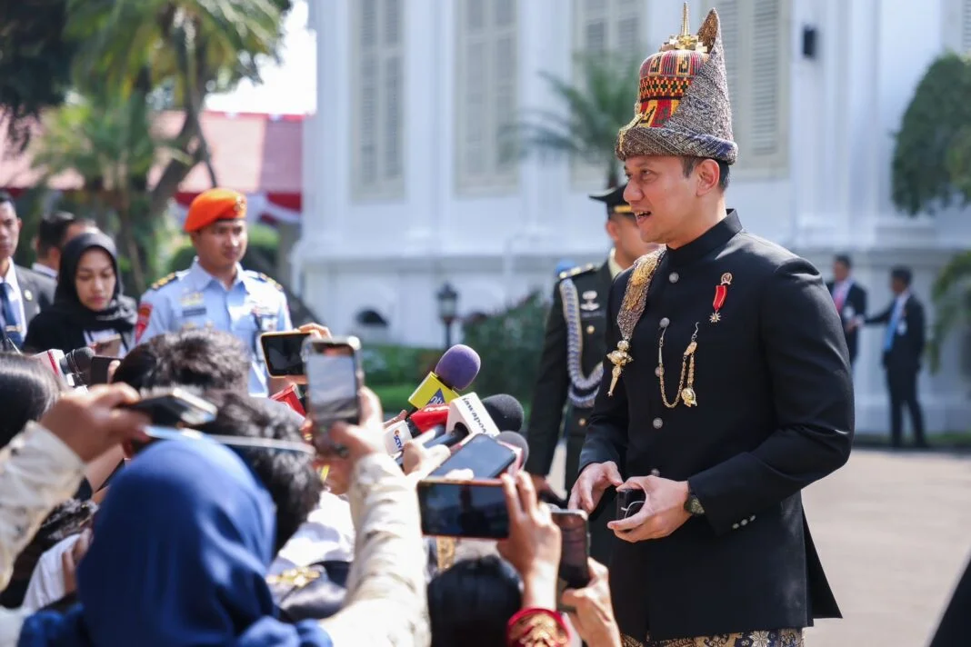 Menko AHY mengenakan pakaian adat Aceh dalam upacara Proklamasi Kemerdekaan RI ke-80.