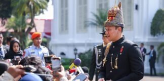 Menko AHY mengenakan pakaian adat Aceh dalam upacara Proklamasi Kemerdekaan RI ke-80.