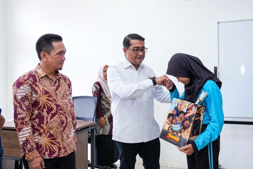 Menko Ekraf Teuku Riefky Harsya mengunjungi Sekolah Rakyat Menengah Pertama 25 di Kendari