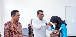 Menko Ekraf Teuku Riefky Harsya mengunjungi Sekolah Rakyat Menengah Pertama 25 di Kendari
