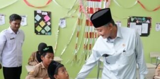 Menteri Dody Hanggoro bersama Ibu Irma Dody Hanggoro berinteraksi dengan anak-anak di Sekolah Rakyat Terintegrasi 1 Cirebon.