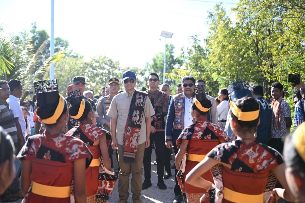 Menko AHY dan Menteri Iftitah Sulaiman Suryanagara panen raya tebu di Kawasan Transmigrasi Melolo.