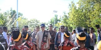 Menko AHY dan Menteri Iftitah Sulaiman Suryanagara panen raya tebu di Kawasan Transmigrasi Melolo.