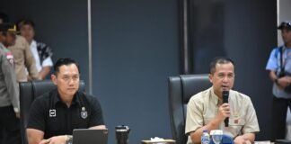 Menteri Transmigrasi M. Iftitah Sulaiman Suryanagara mendampingi Menteri Koordinator Bidang Infrastruktur Agus Harimurti Yudhoyono saat panen raya tebu di Kawasan Transmigrasi Melolo, Sumba Timur.