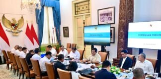 Presiden Prabowo memimpin rapat terbatas dengan menteri terkait di Istana Merdeka