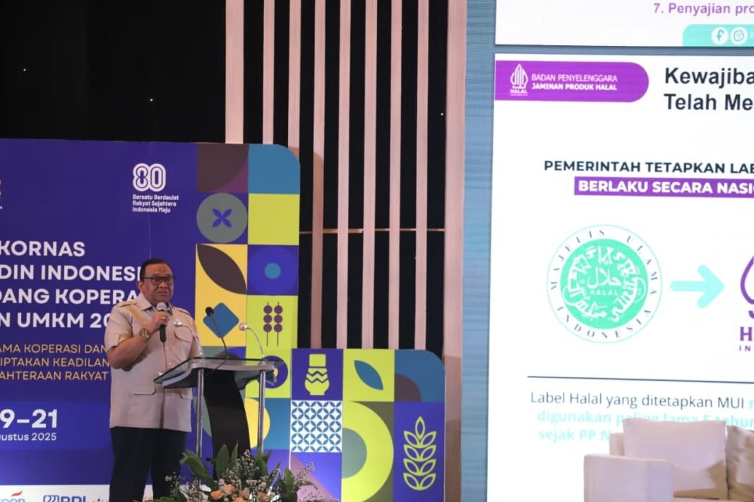 Afriansyah Noor Bahas Penguatan Ekosistem Halal di Rakornas Kadin Indonesia Wakil Kepala BPJPH Afriansyah Noor memberikan penjelasan di Rakornas Kadin Indonesia tentang penguatan ekosistem halal nasional.