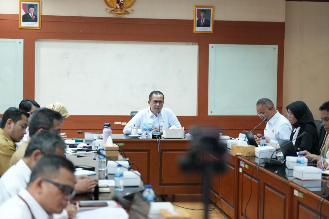 Menteri Transmigrasi M. Iftitah Sulaiman Suryanagara dalam rapat tentang revisi PP 19/2024.