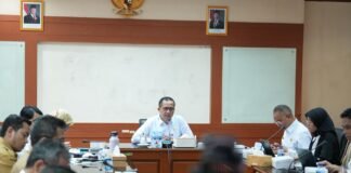 Menteri Transmigrasi M. Iftitah Sulaiman Suryanagara dalam rapat tentang revisi PP 19/2024.