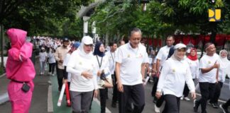 Menteri Dody Hanggodo membuka kegiatan Jalan Pagi Bersama di Kementerian PU untuk merayakan HUT Kemerdekaan RI ke-80.