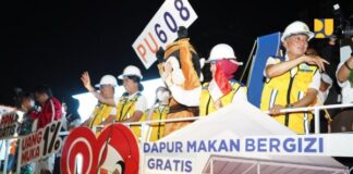Mobil hias Kementerian Pekerjaan Umum dengan tokoh Reng di Karnaval Kemerdekaan RI ke-80.