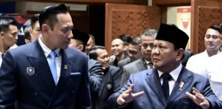 Prabowo menyoroti banyaknya pejabat lulusan S3, termasuk AHY, yang harus berkontribusi untuk bangsa.